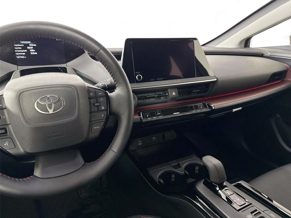 2025 Toyota Prius Plug-In Hybrid XSE thumbnail 32