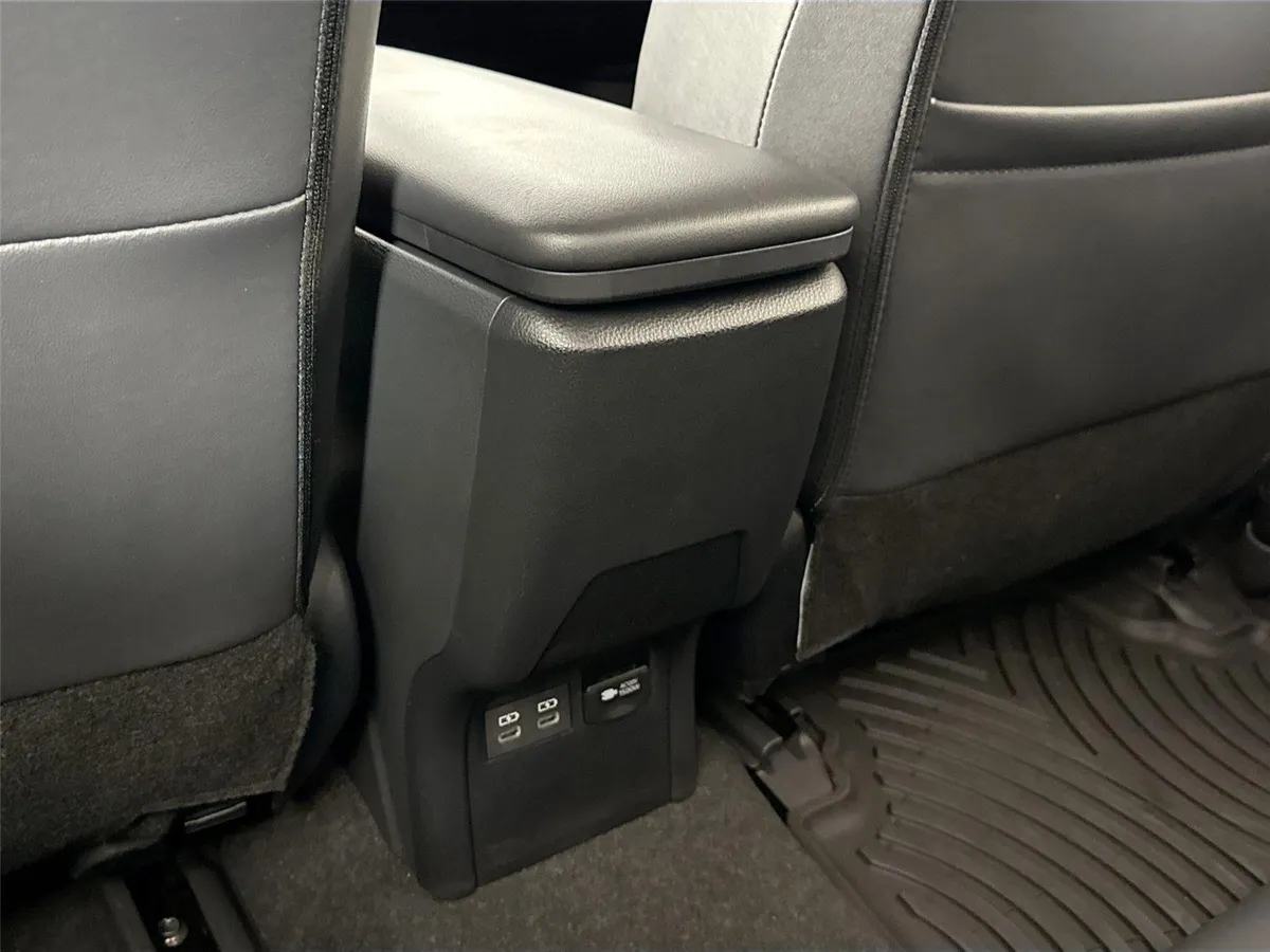 2025 Toyota Prius Plug-In Hybrid XSE thumbnail 35