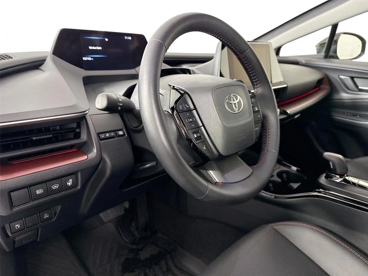 2025 Toyota Prius Plug-In Hybrid XSE thumbnail 4