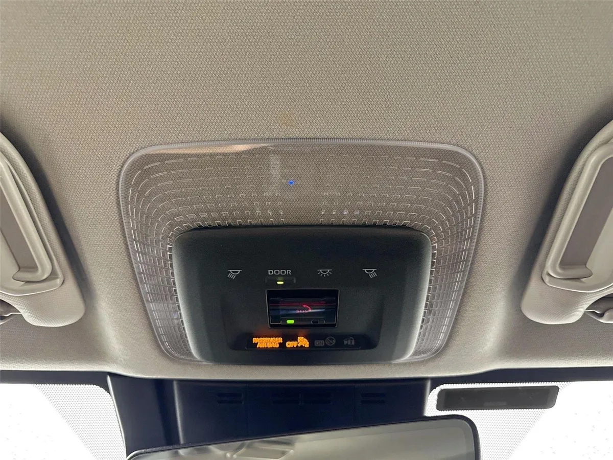 2025 Toyota Prius Plug-In Hybrid XSE thumbnail 6
