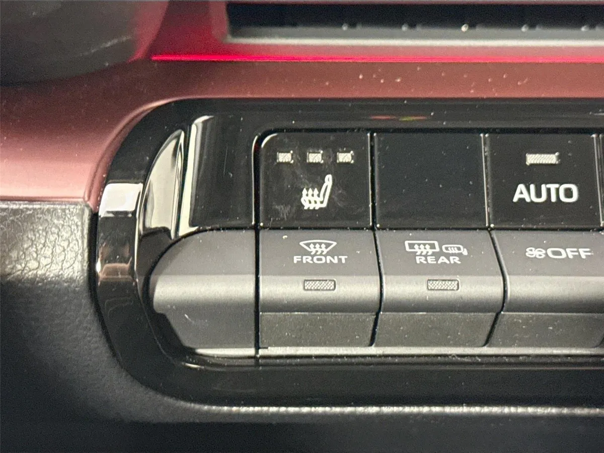 2025 Toyota Prius Plug-In Hybrid XSE thumbnail 8
