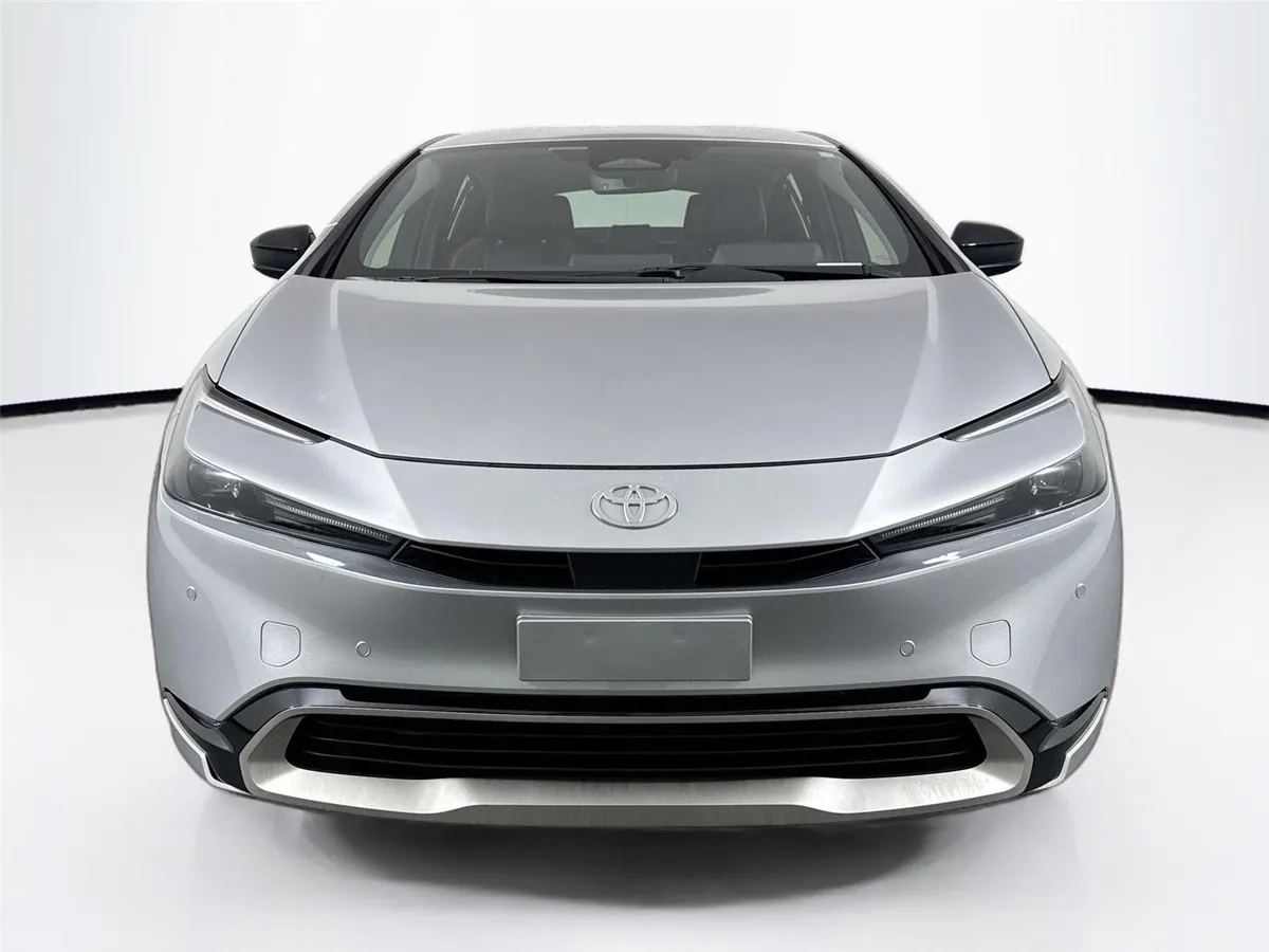 2025 Toyota Prius Plug-In Hybrid XSE thumbnail 9