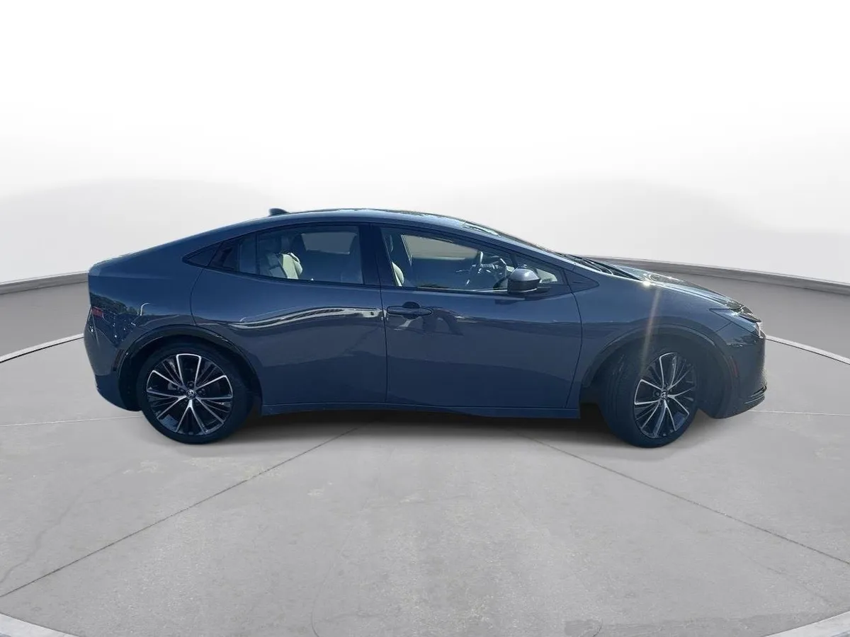 2025 Toyota Prius XLE thumbnail 5