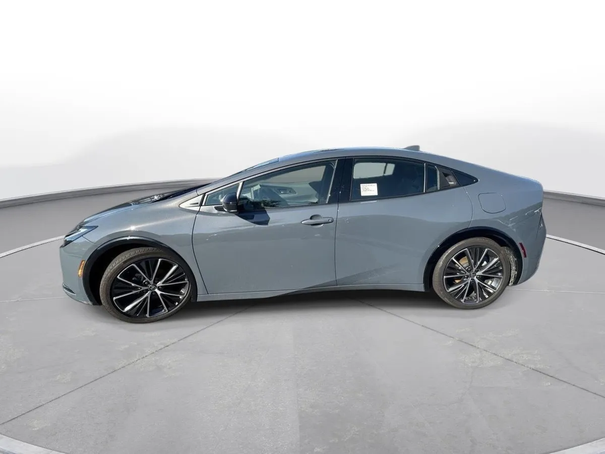 2025 Toyota Prius XLE thumbnail 9