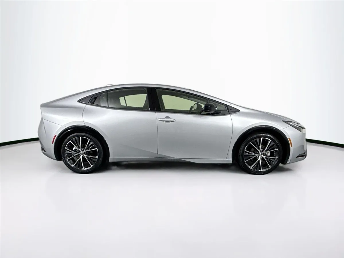 2025 Toyota Prius XLE thumbnail 11