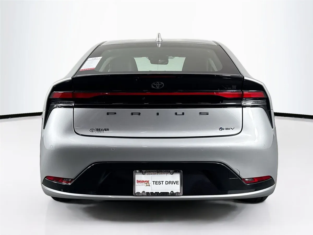 2025 Toyota Prius XLE thumbnail 12