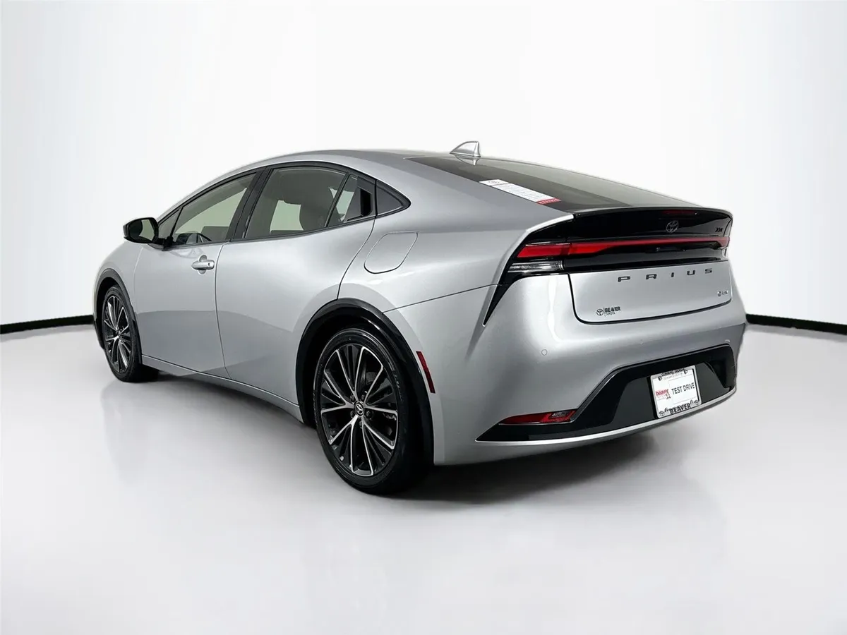 2025 Toyota Prius XLE thumbnail 13