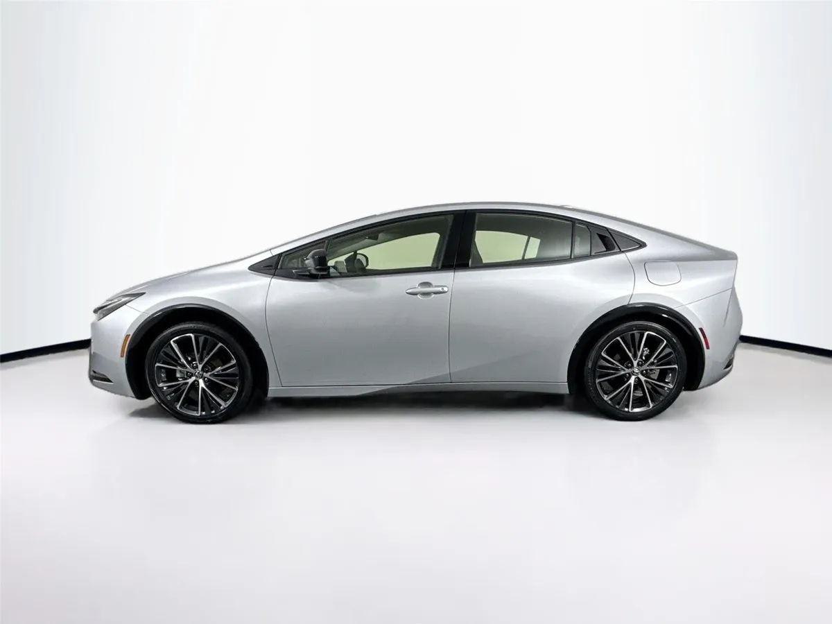 2025 Toyota Prius XLE thumbnail 14