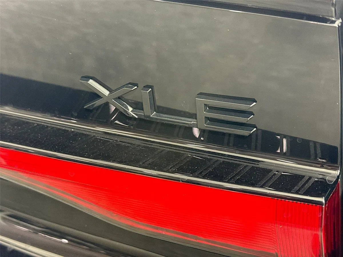 2025 Toyota Prius XLE thumbnail 15