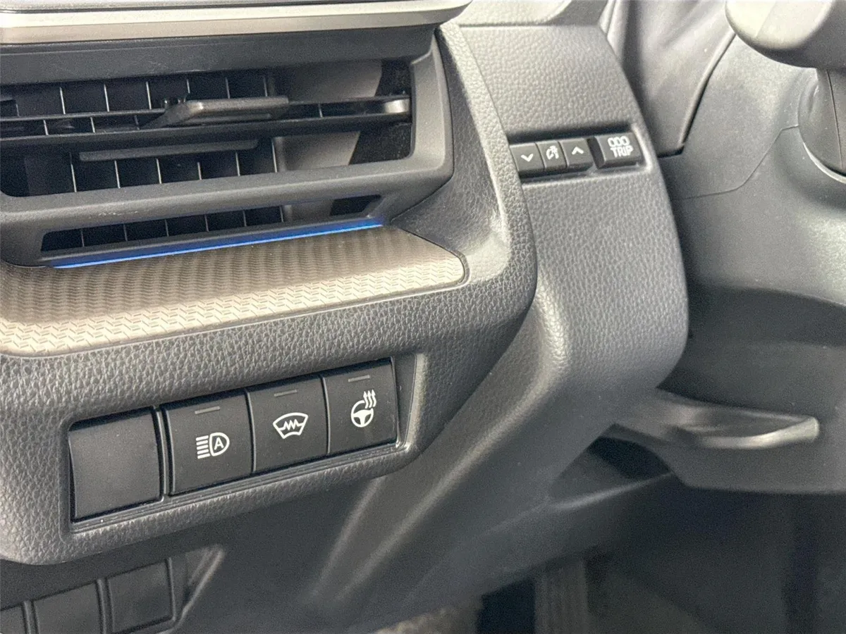 2025 Toyota Prius XLE thumbnail 16