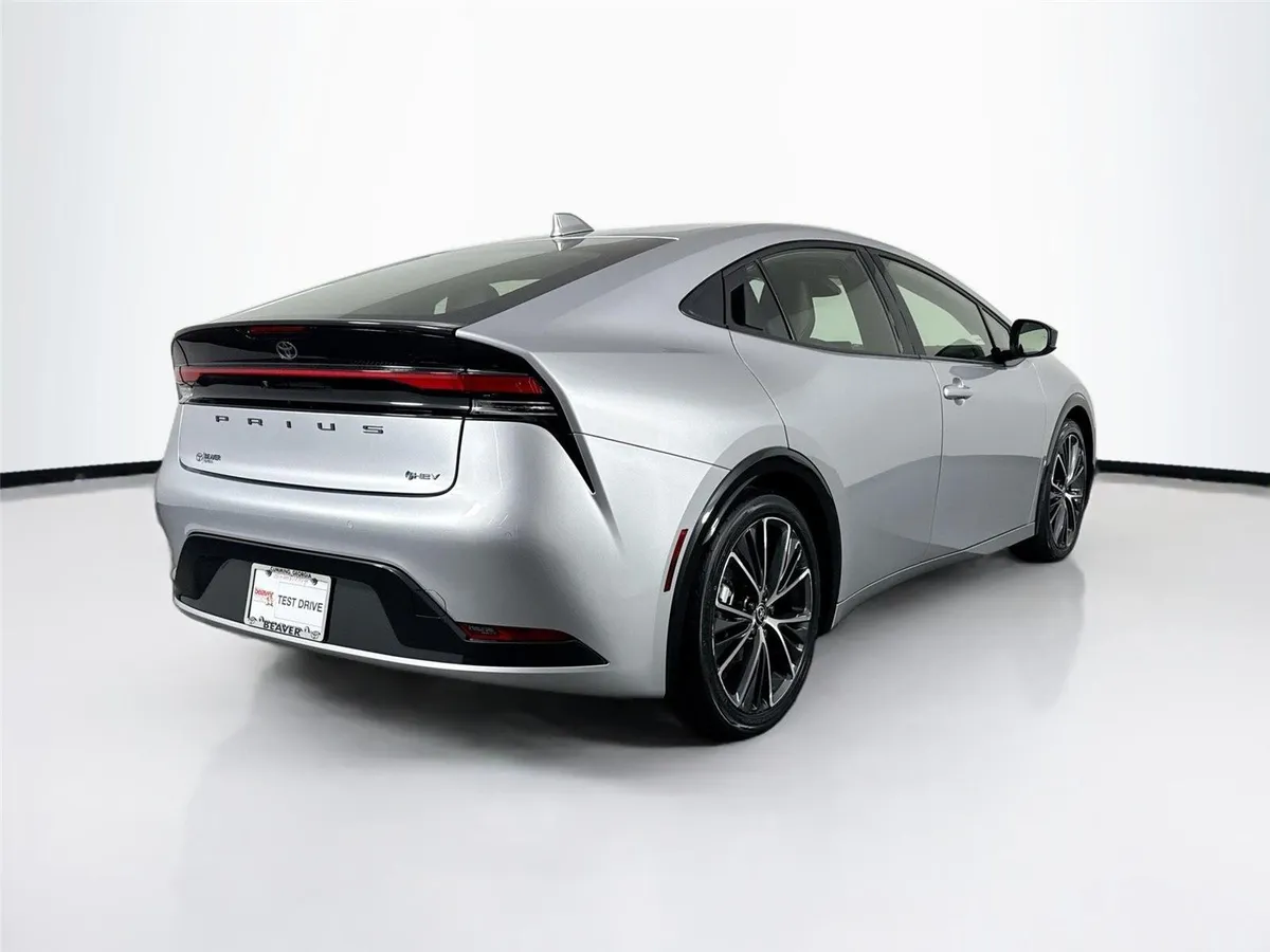 2025 Toyota Prius XLE thumbnail 2