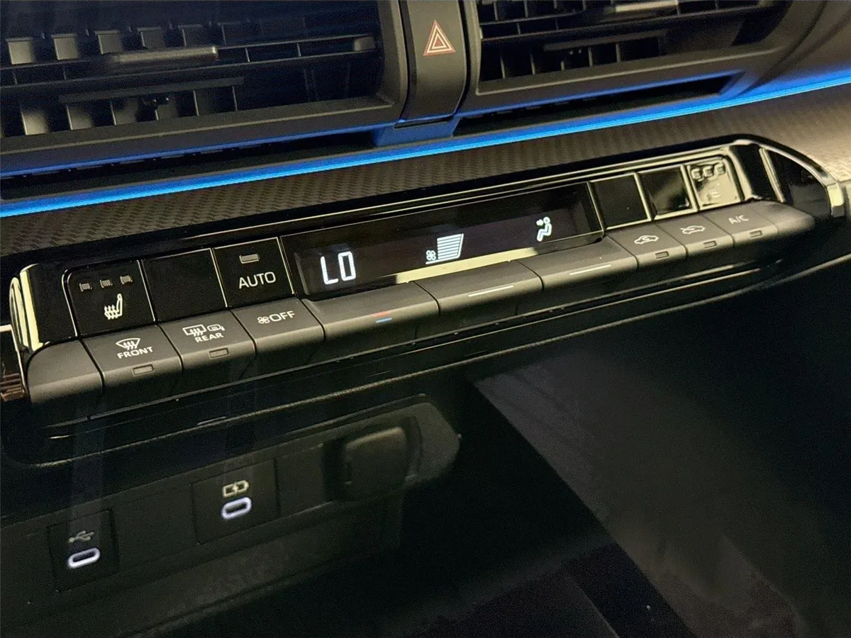 2025 Toyota Prius XLE thumbnail 26