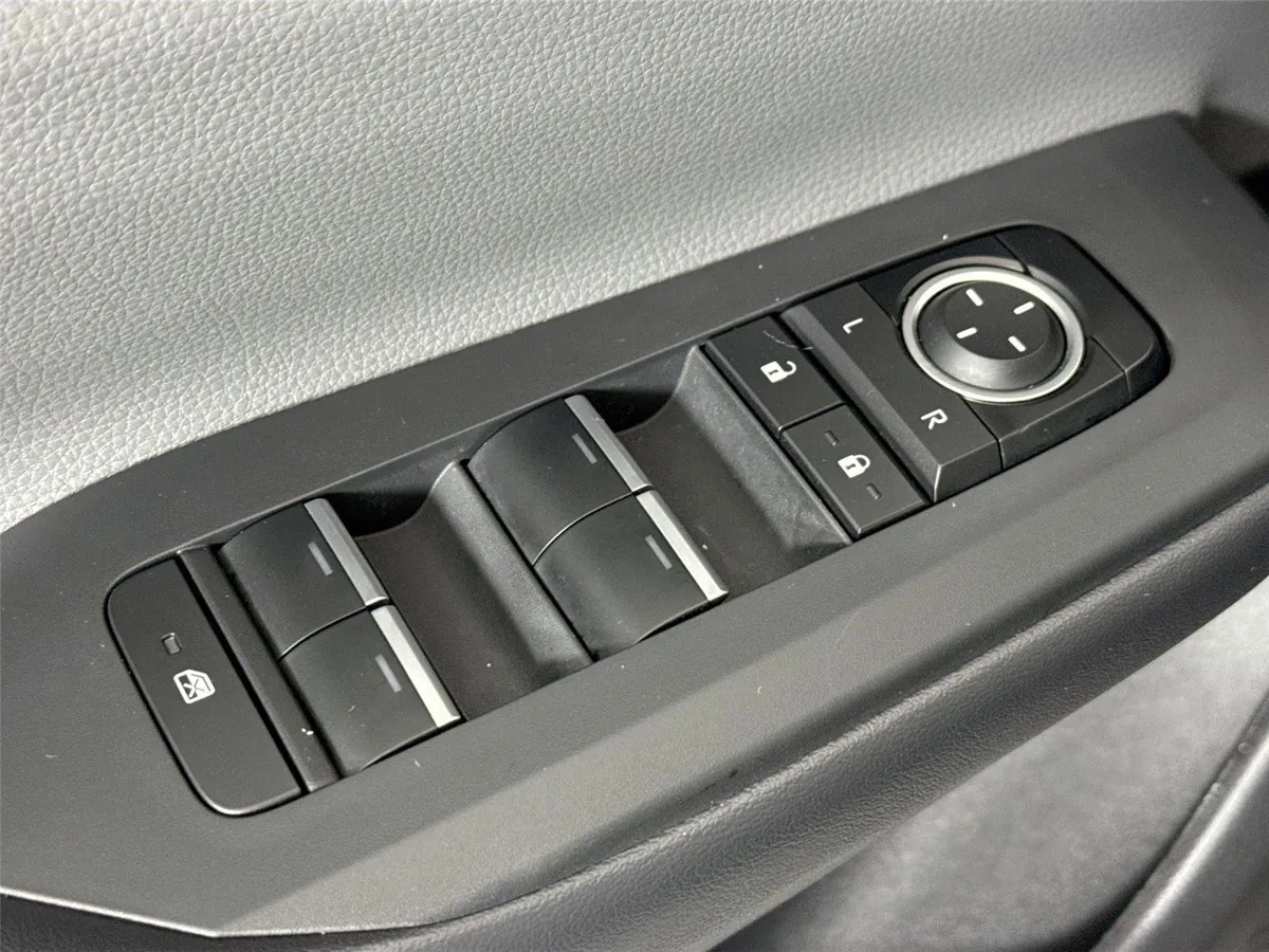 2025 Toyota Prius XLE thumbnail 28