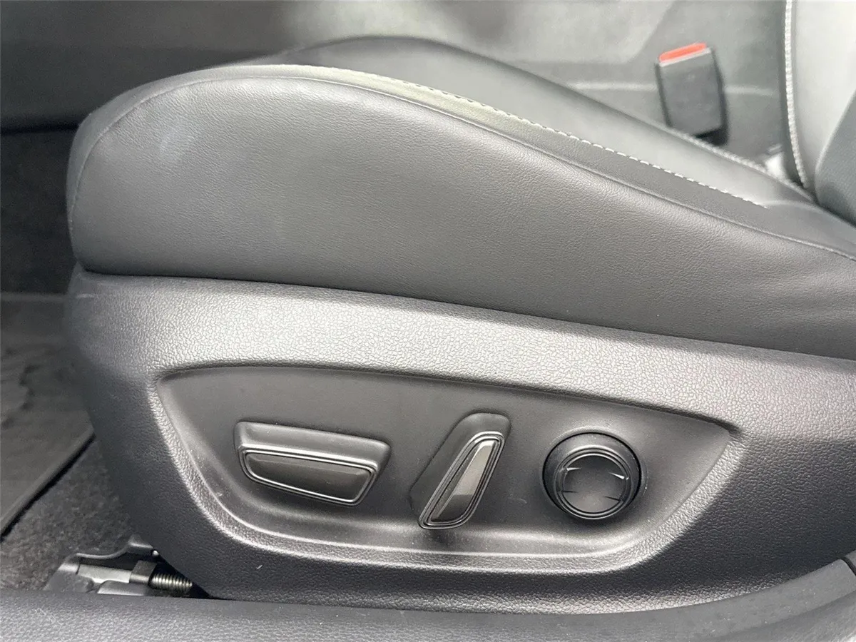 2025 Toyota Prius XLE thumbnail 29