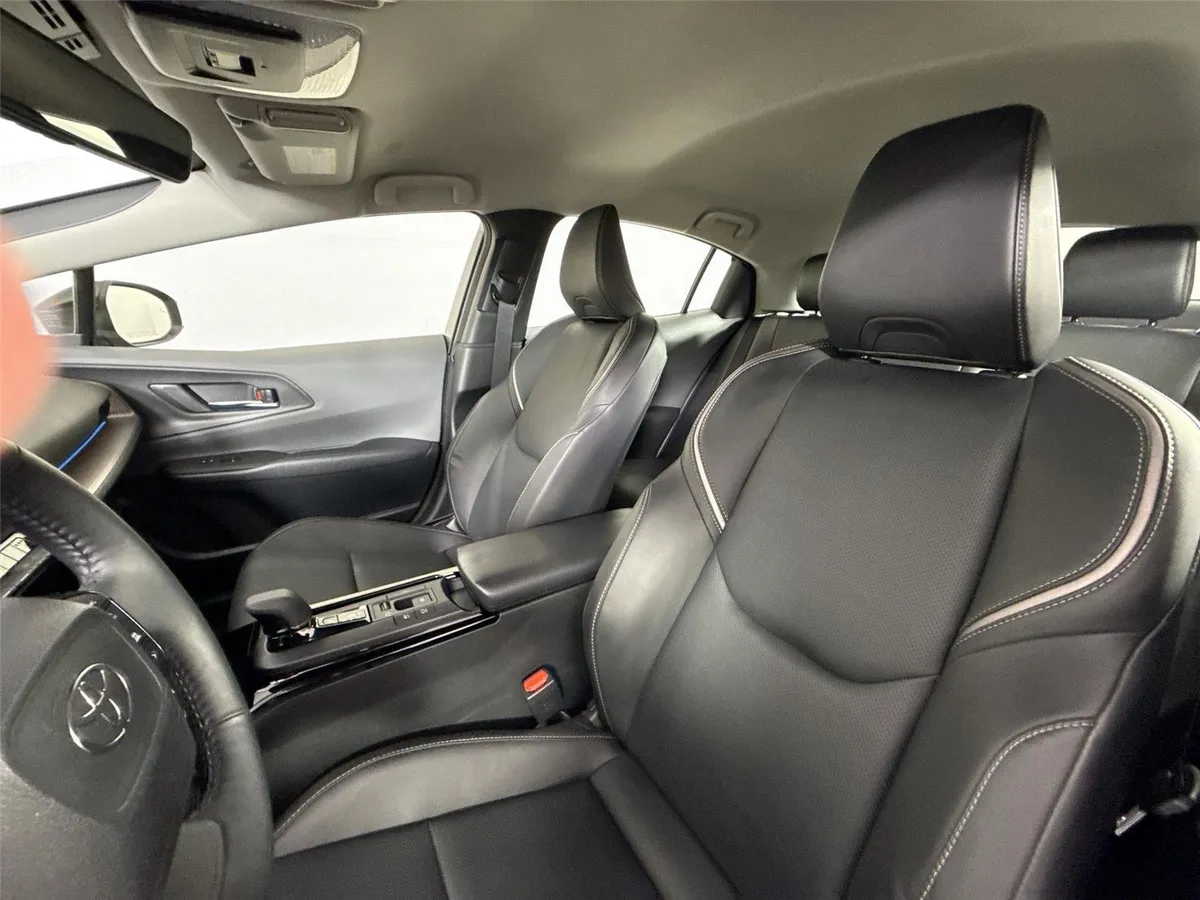 2025 Toyota Prius XLE thumbnail 3