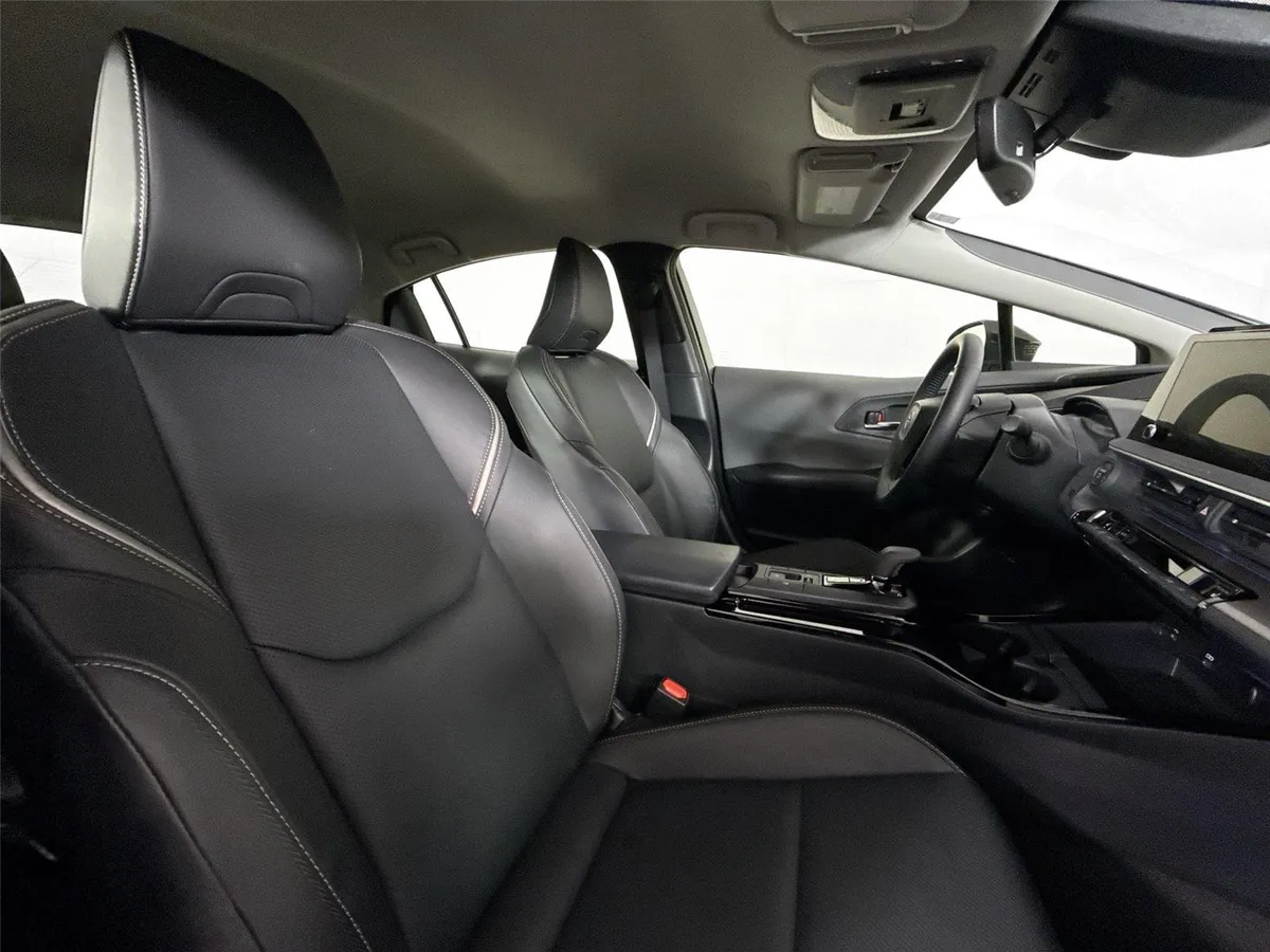 2025 Toyota Prius XLE thumbnail 40