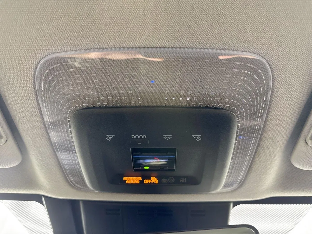 2025 Toyota Prius XLE thumbnail 6