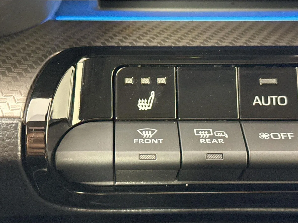 2025 Toyota Prius XLE thumbnail 8