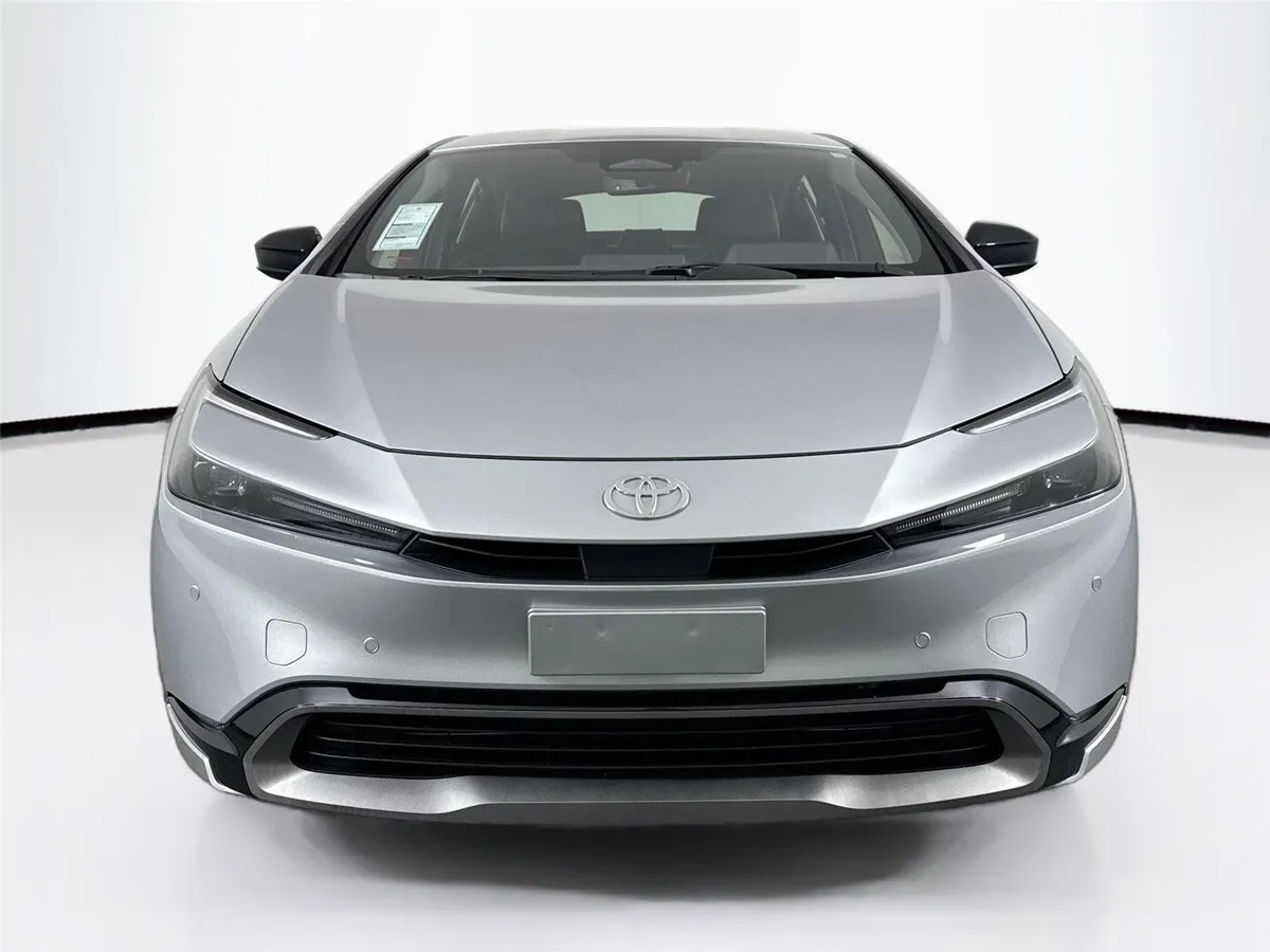 2025 Toyota Prius XLE thumbnail 9