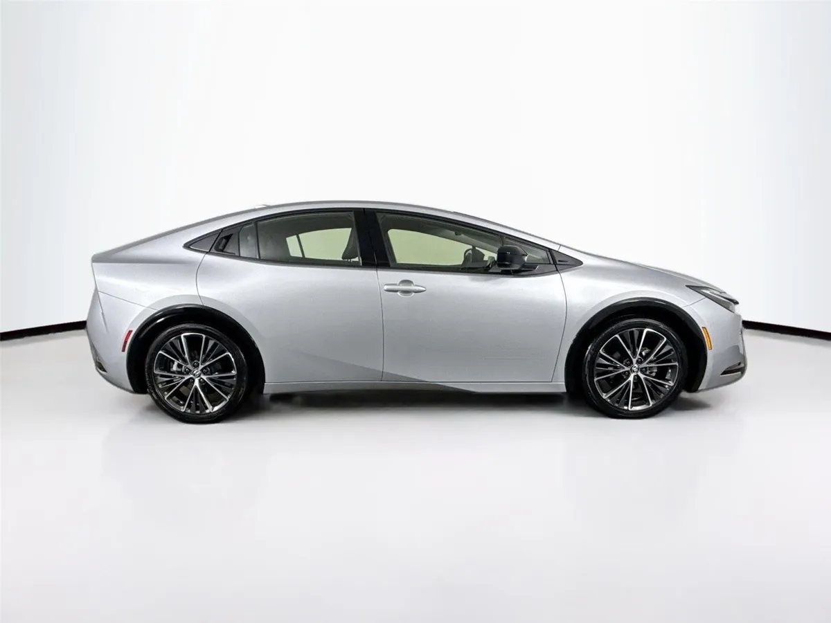 2025 Toyota Prius XLE thumbnail 11