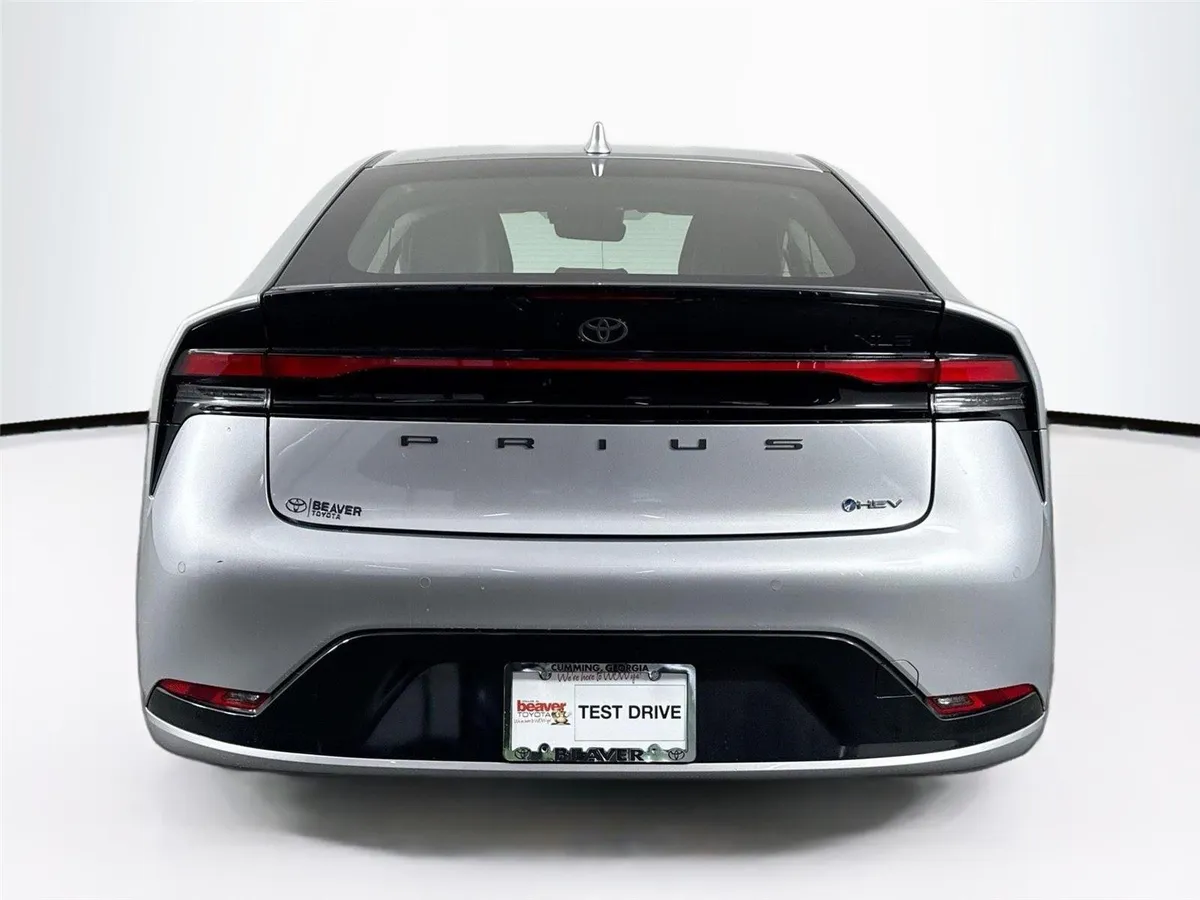 2025 Toyota Prius XLE thumbnail 12