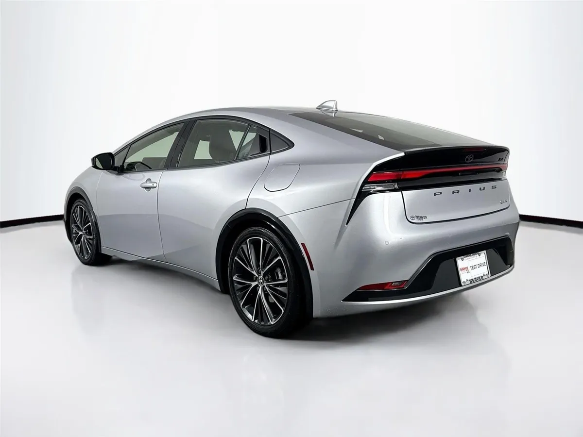 2025 Toyota Prius XLE thumbnail 13