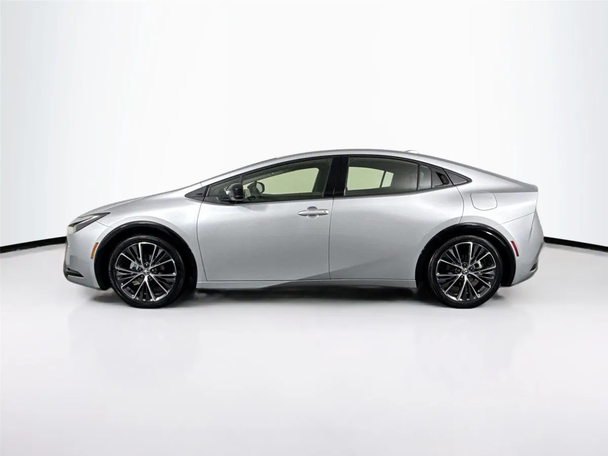 2025 Toyota Prius XLE thumbnail 14