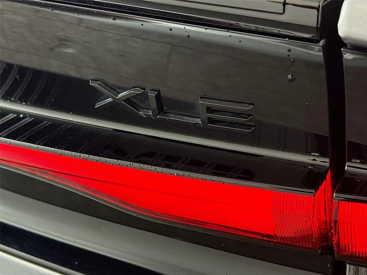 2025 Toyota Prius XLE thumbnail 15
