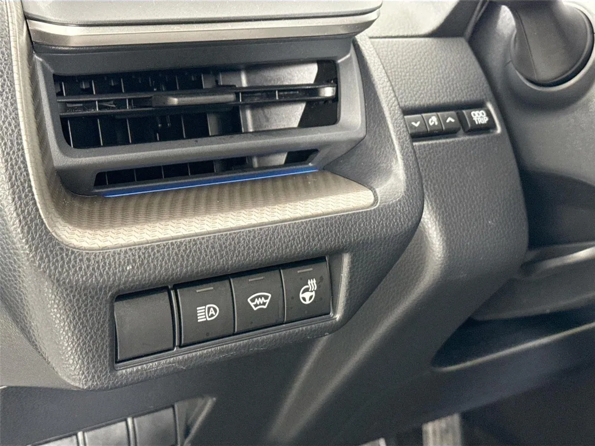 2025 Toyota Prius XLE thumbnail 16