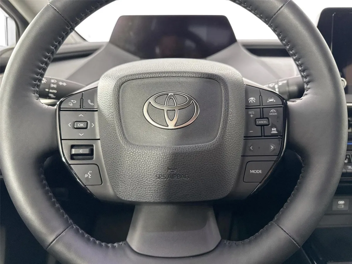 2025 Toyota Prius XLE thumbnail 17