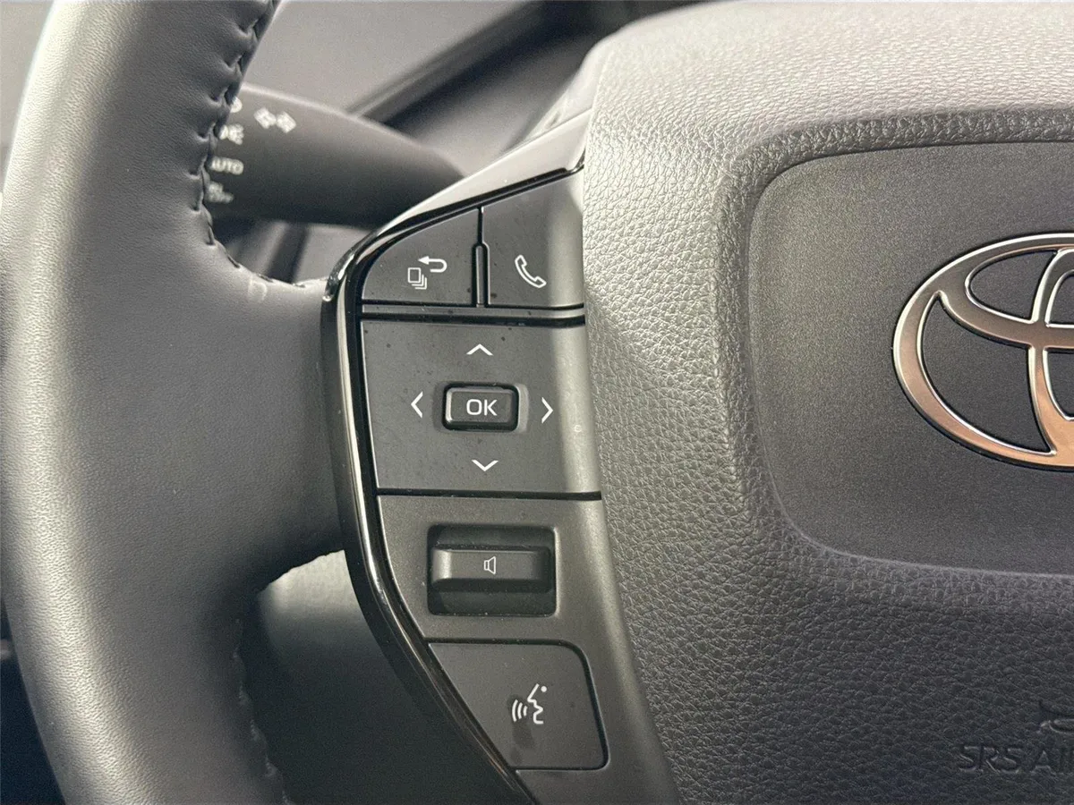 2025 Toyota Prius XLE thumbnail 18
