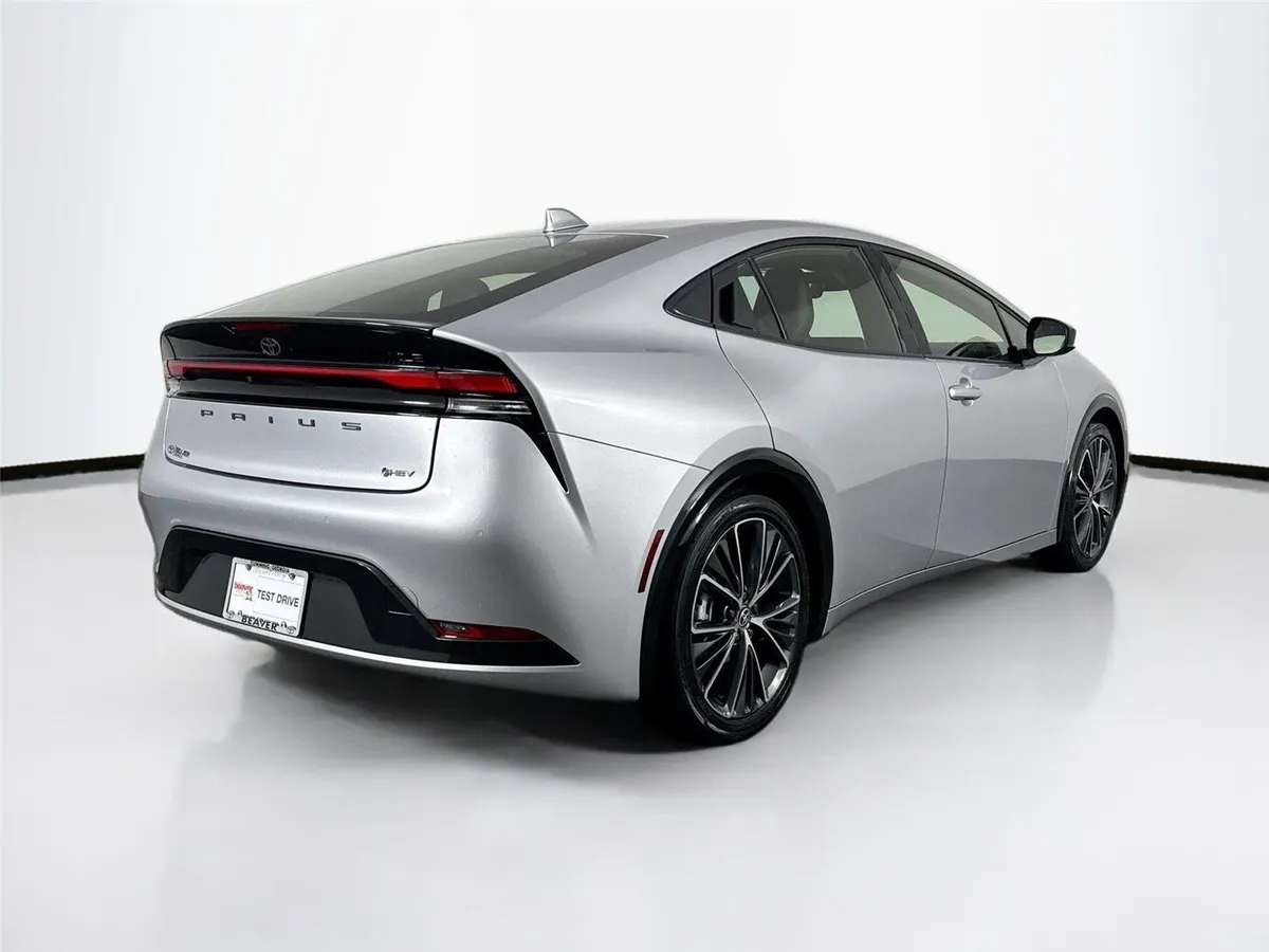 2025 Toyota Prius XLE thumbnail 2