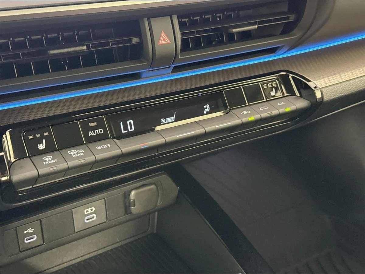 2025 Toyota Prius XLE thumbnail 26