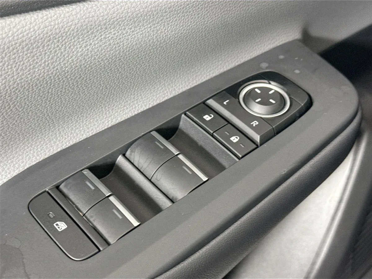 2025 Toyota Prius XLE thumbnail 28