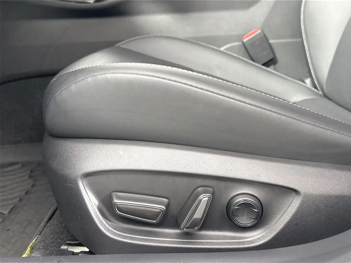 2025 Toyota Prius XLE thumbnail 29