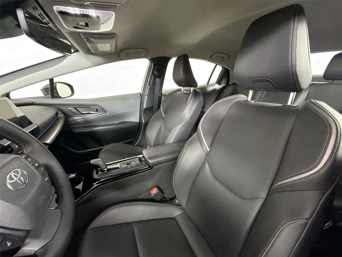 2025 Toyota Prius XLE thumbnail 3