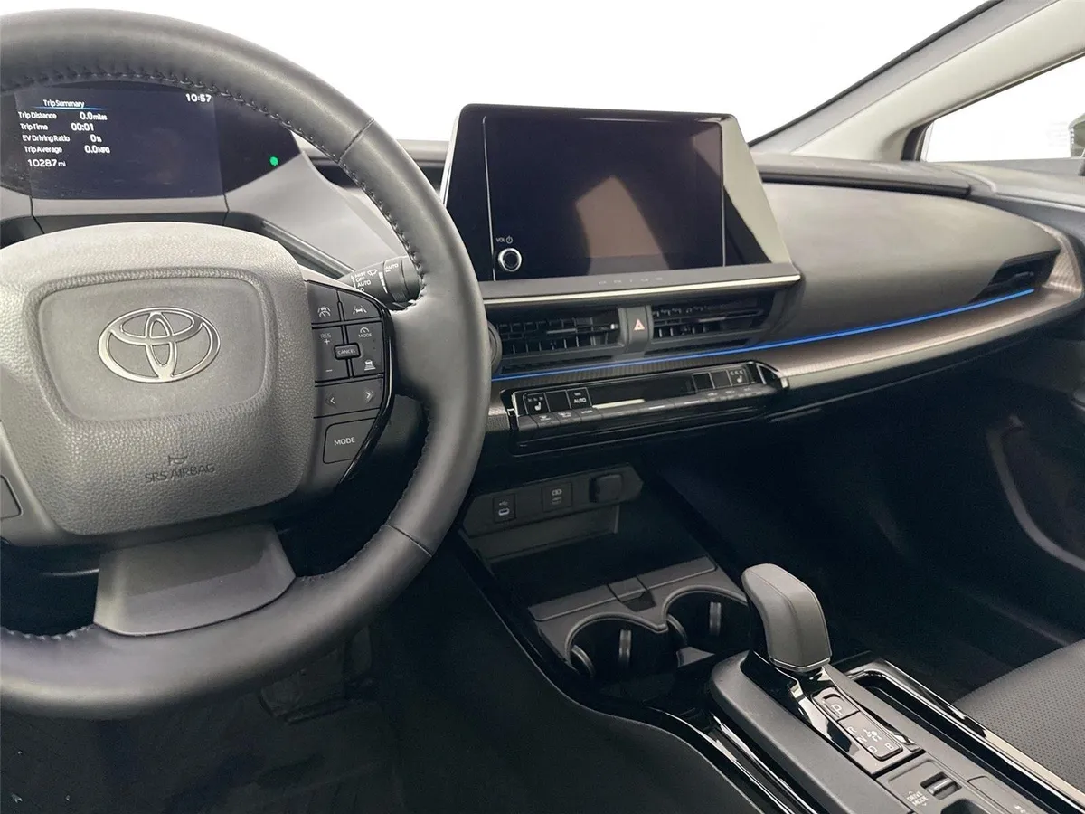 2025 Toyota Prius XLE thumbnail 32