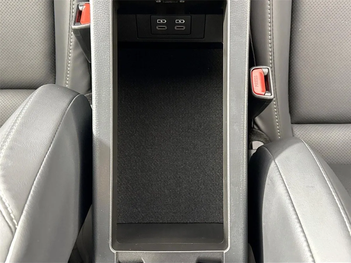 2025 Toyota Prius XLE thumbnail 33