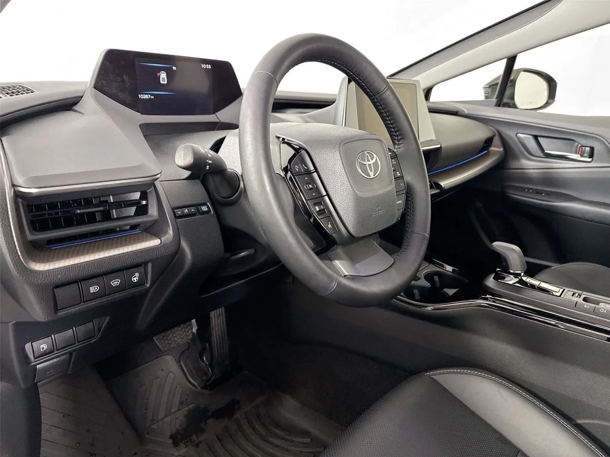 2025 Toyota Prius XLE thumbnail 4