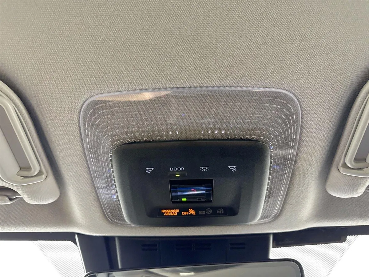2025 Toyota Prius XLE thumbnail 6