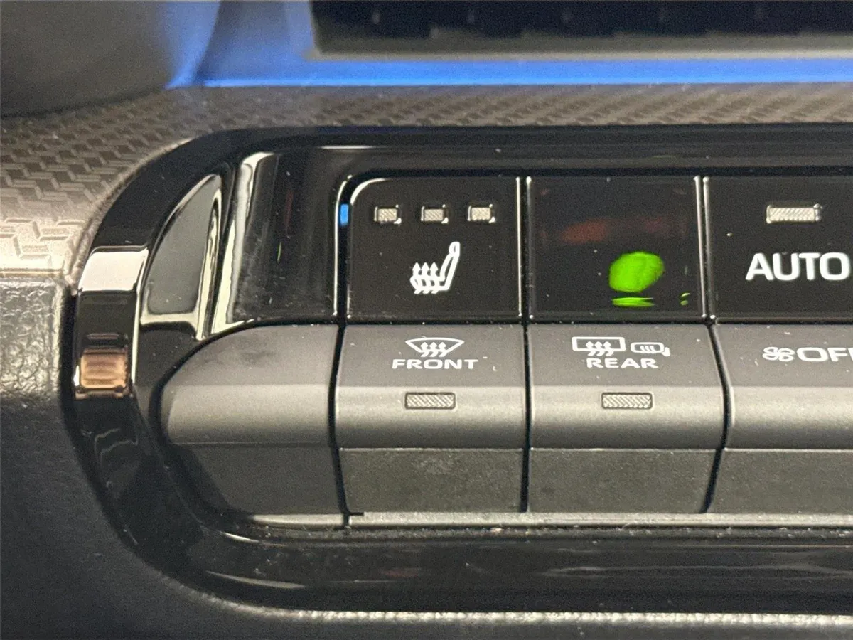 2025 Toyota Prius XLE thumbnail 8