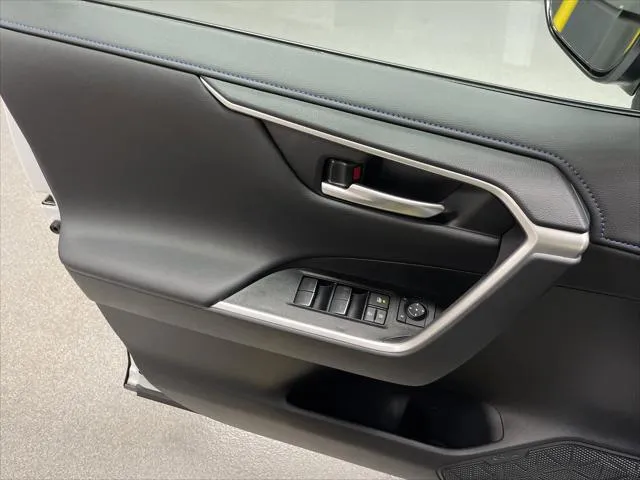 2025 Toyota RAV4 HYBRID thumbnail 13