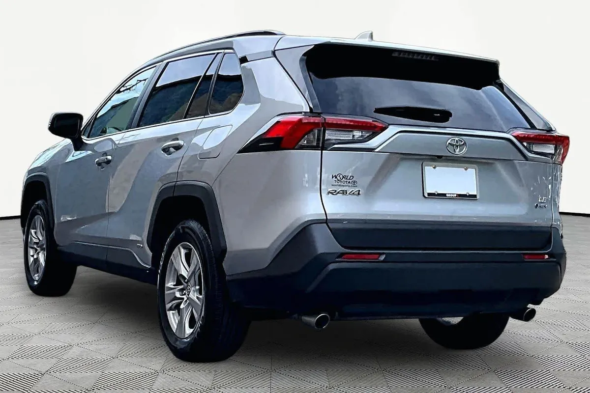 2025 Toyota RAV4 Hybrid LE thumbnail 12