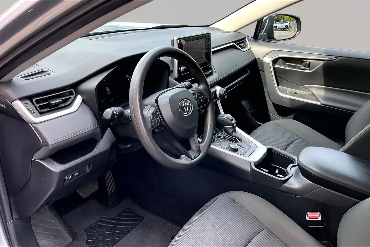 2025 Toyota RAV4 Hybrid LE thumbnail 18