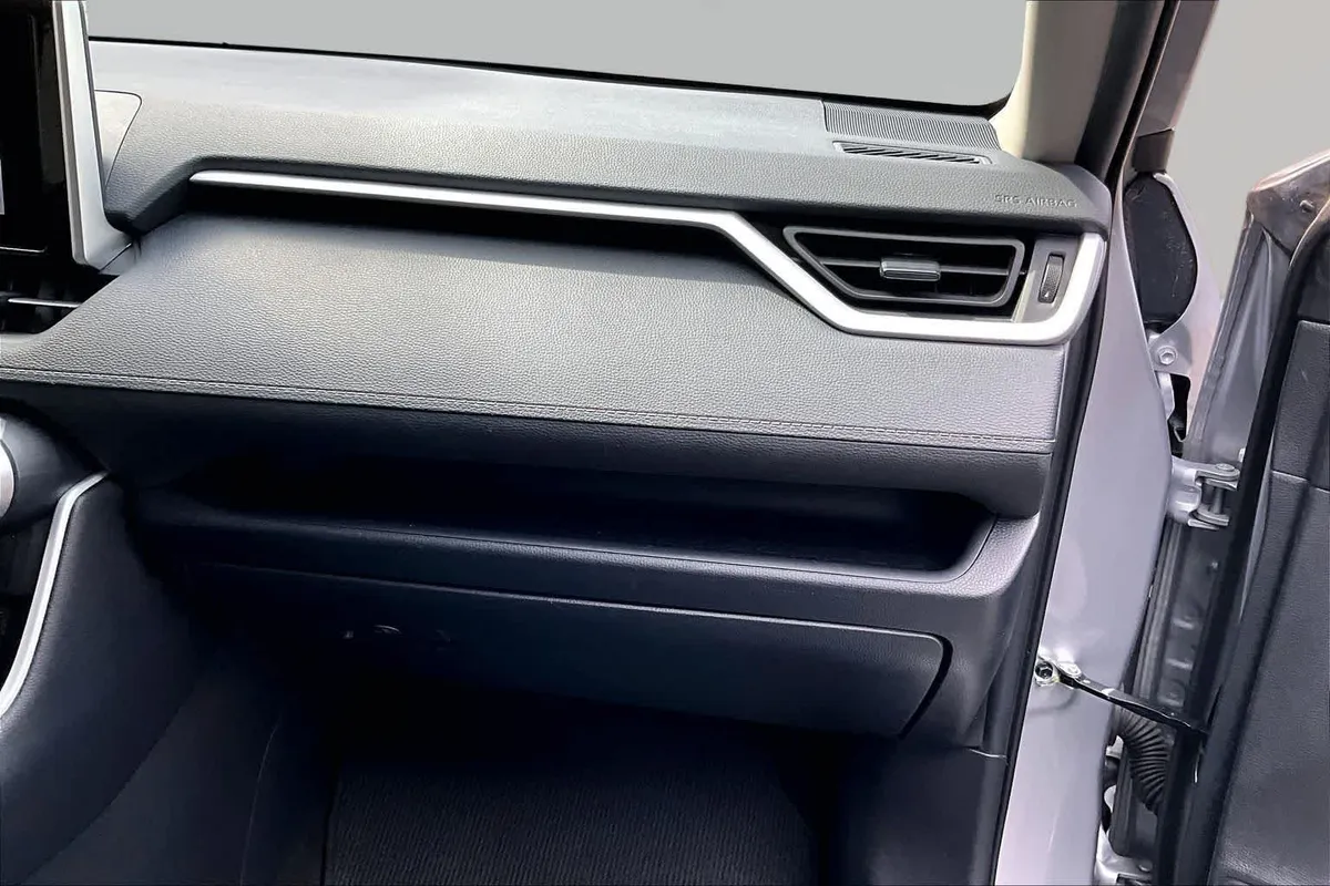 2025 Toyota RAV4 Hybrid LE thumbnail 19