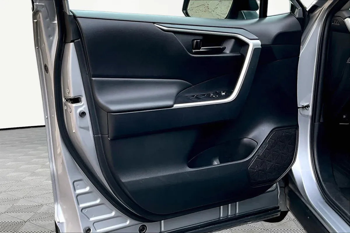 2025 Toyota RAV4 Hybrid LE thumbnail 22