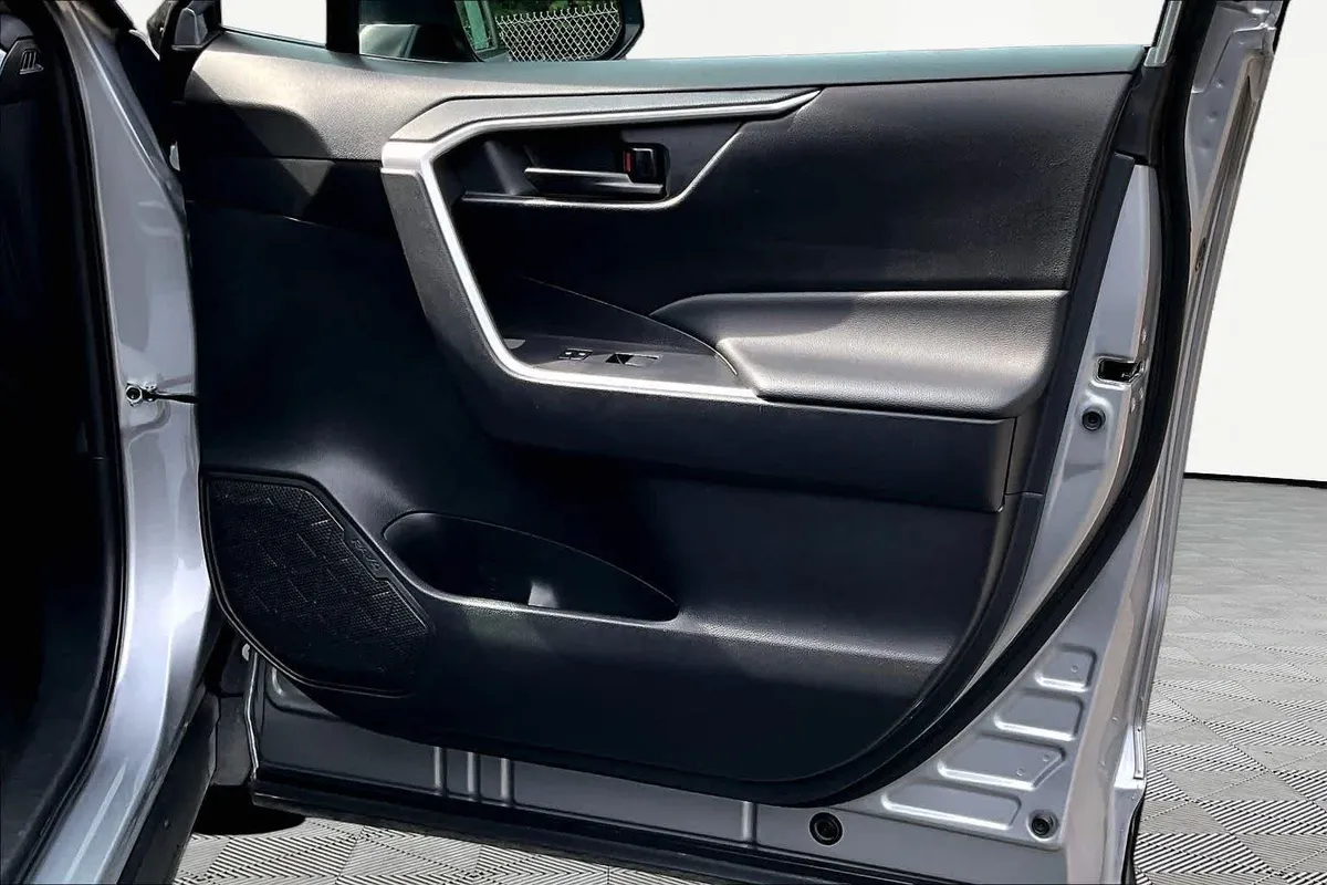 2025 Toyota RAV4 Hybrid LE thumbnail 23