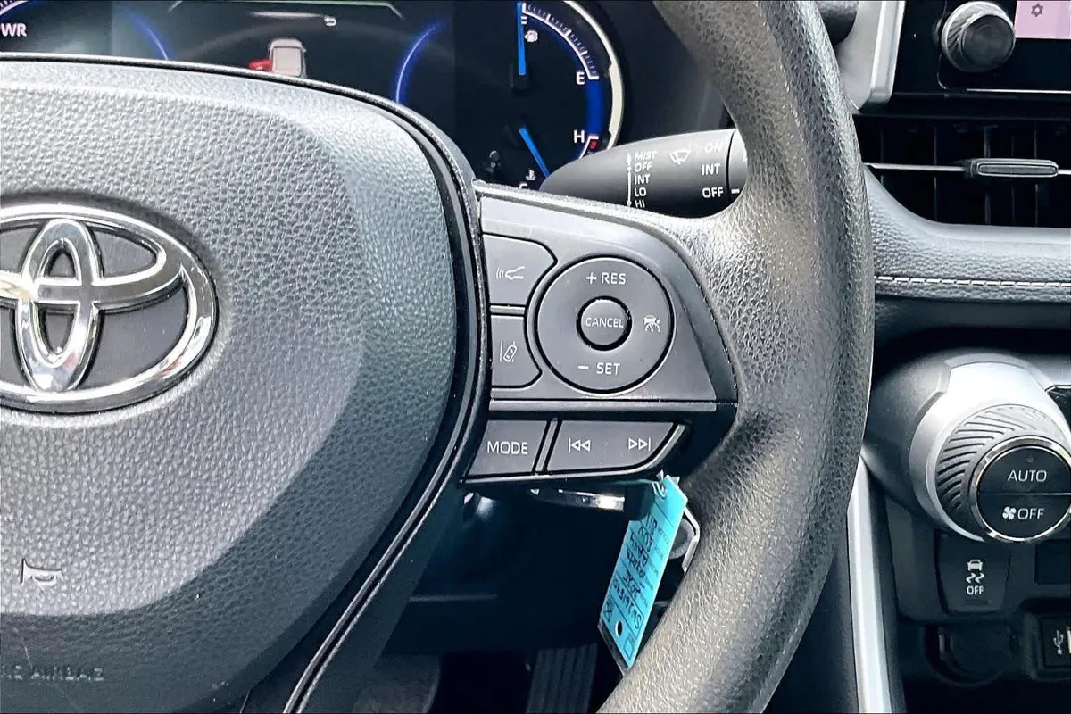 2025 Toyota RAV4 Hybrid LE thumbnail 25