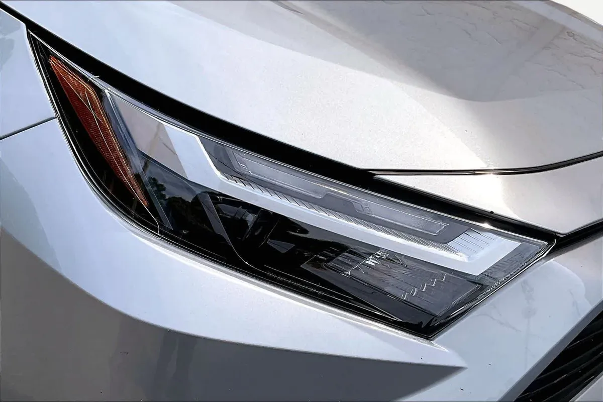 2025 Toyota RAV4 Hybrid LE thumbnail 28