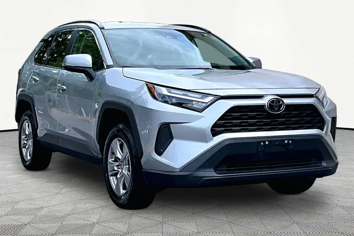 2025 Toyota RAV4 Hybrid LE thumbnail 3
